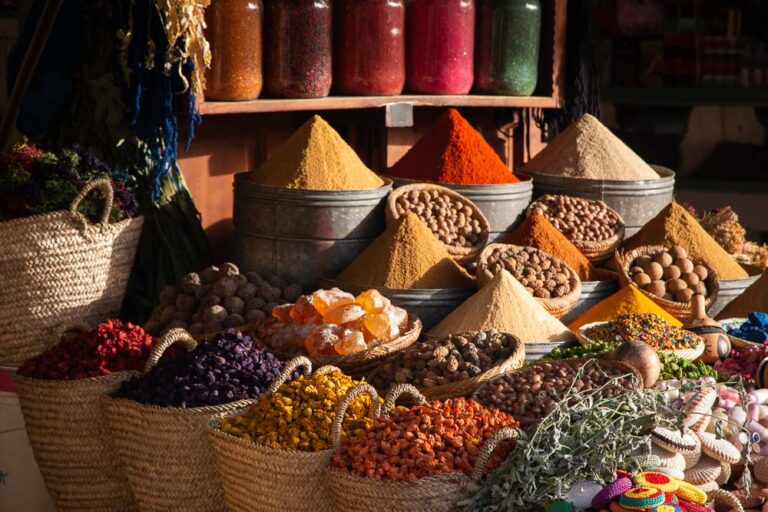 Souks mit Gewurzen in der Medina von Marrakesch in Marokko