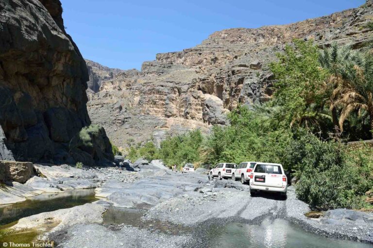 Offroad im Wadi im Oman Tischler Reisen